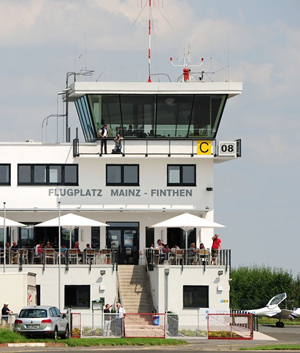 Premiere: Flugplatz Layenhof